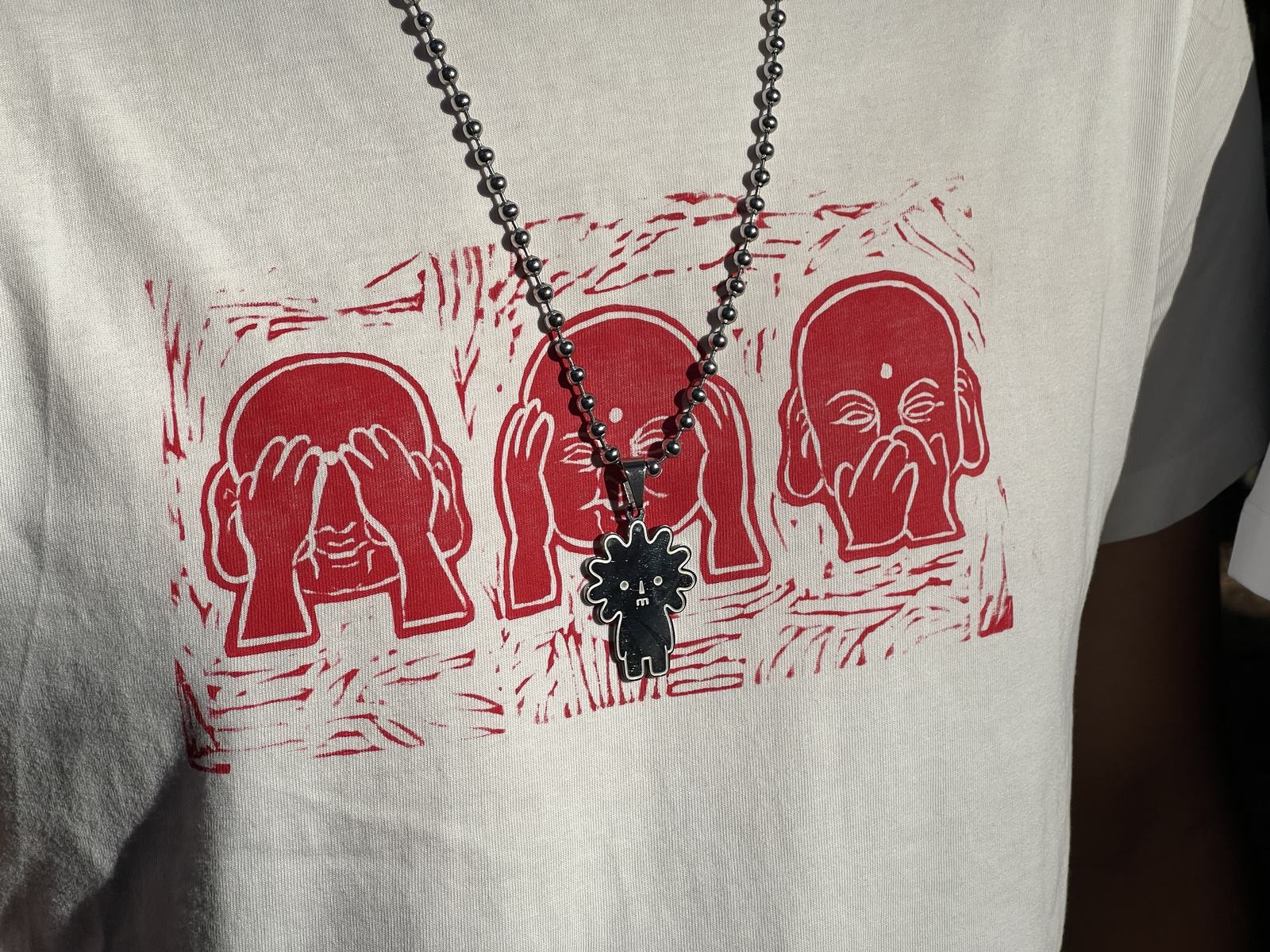 MOSSCHAIN sobre una camiseta Buddha